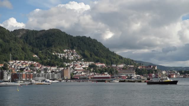 Umgeben-von-Bergen-und-Fjorden-Stadt-Bergen-in-Norwegen.
