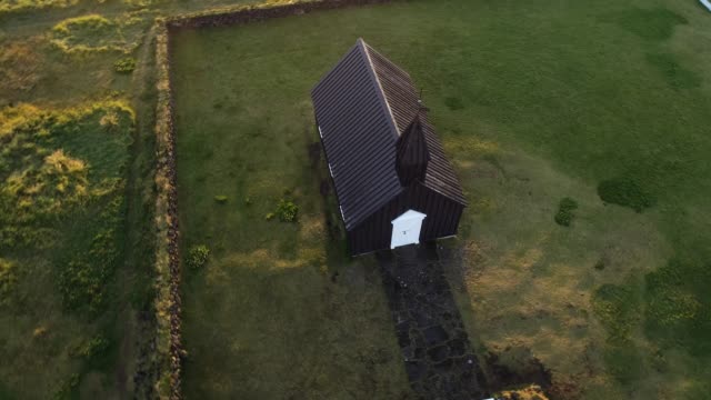 Iglesia-de-Budir-en-Islandia-en-4k-Drone-vista