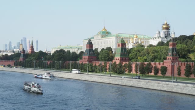 Barcos-en-el-río-Moscova-cerca-de-Kremlin-en-Moscú-en-septiembre