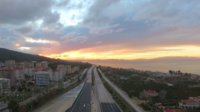 Straßen--und-Verkehrsbedingungen-Bild-bei-Sonnenuntergang,-Drohne