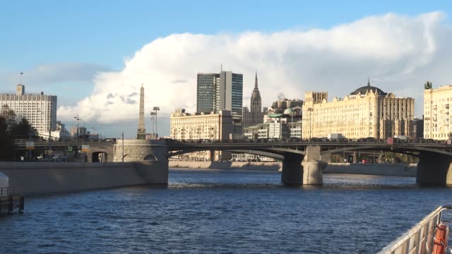vista-de-la-ciudad-de-Moscú-y-puente-Borodinsky-del-río-Moscova