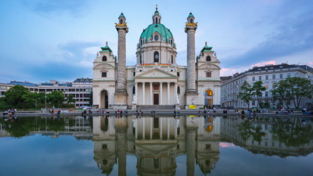 Día-a-noche-timelapse-de-Karlskiche-iglesia-en-la-ciudad-de-Viena,-lapso-de-tiempo-de-Austria
