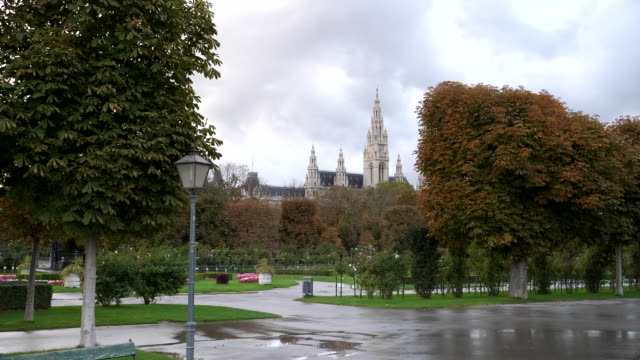 einen-Nachmittag-Blick-auf-Volksgarten-Park-mit-einem-entfernten-Rathaus-in-Wien