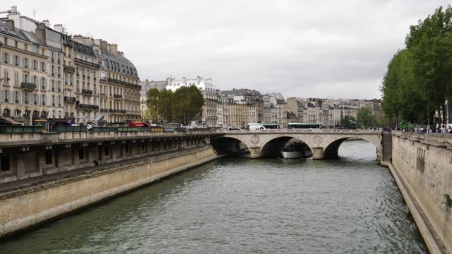 París,-Francia,-27-de-agosto-de-2018-río-Seine-10-Bit-4-K