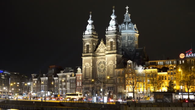 eine-Nachtaufnahme-der-Basilika-St.-Nikolaus-in-Amsterdam