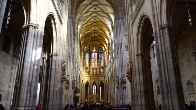 panorámica-del-nave-de-la-Catedral-de-st-vitus-en-el-castillo-de-Praga