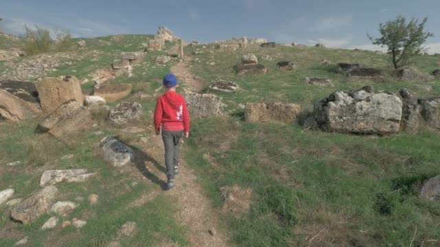 Junge-Wandern-zu-den-alten-Ruinen-in-Pamukkale,-Türkei