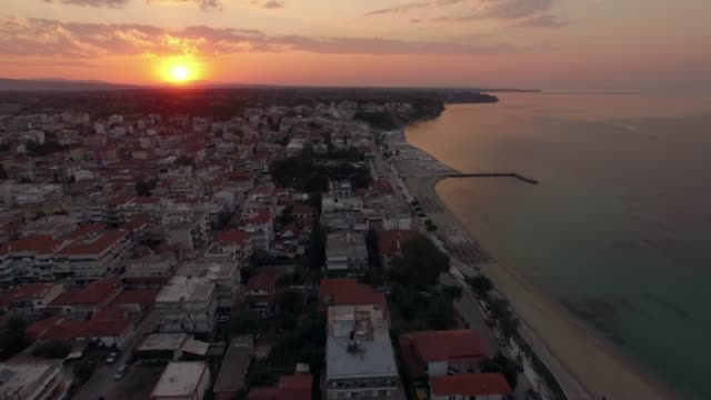 Vista-aérea-de-la-ciudad-de-la-pequeña-localidad-al-amanecer.-Nea-Kallikratia,-Grecia