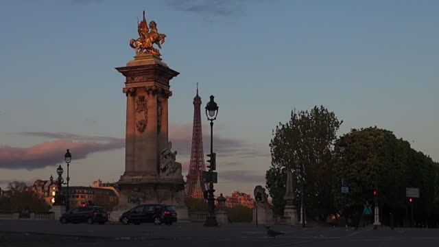 Morning-near-the-Alexander-bridge,-Paris,-France