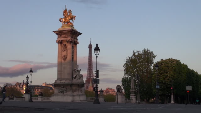 Por-la-mañana-cerca-del-puente-de-Alejandro,-París,-Francia