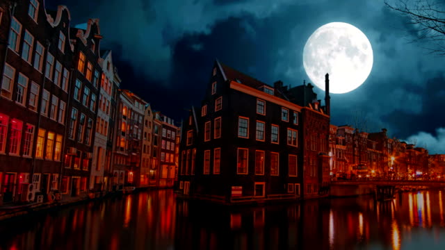 Malerische-Stadt-von-Amsterdam-in-den-Niederlanden-bei-Sonnenuntergang