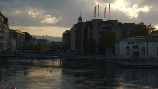 Sonnenuntergang-Himmel-Genf-Stadt-am-See-Bay-Fußgänger-Brücke-Slow-Motion-Panorama-4k-Schweiz