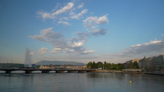 Sonnenuntergangszeit-Genf-Stadt-am-See-Bucht-Wasser-Brunnen-Slow-Motion-Panorama-4k-Schweiz