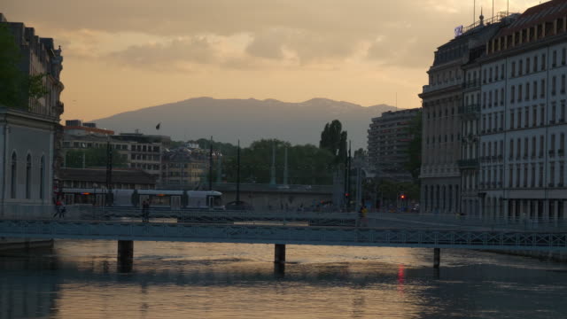 Sonnenuntergang-Himmel-Genf-Stadt-am-Fluss-Bucht-langsam-motion-Panorama-4k-Schweiz