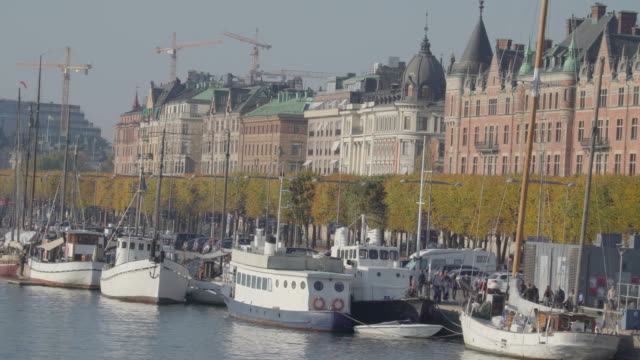 Große-Segelschiffe-und-Boote-auf-den-Hafen-von-Stockholm-Schweden