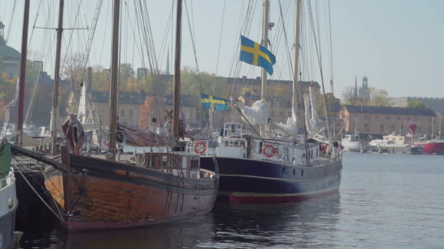 Die-Flagge-Schwedens-auf-jedem-Booten-im-Hafen-von-Stockholm