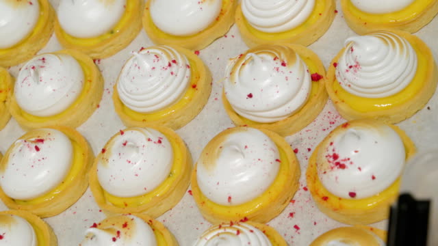 Die-gelben-Cupcakes-mit-weißer-Glasur-an-der-Spitze