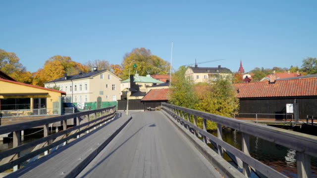 Cruzando-el-pequeño-puente-en-Estocolmo-Suecia