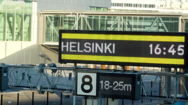La-señalización-a-Helsinki-en-él-en-el-terminal-en-Estocolmo-Suecia
