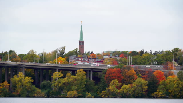 Viele-Autos-vorbei-über-die-Brücke-in-Stockholm-Schweden