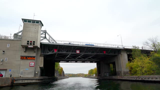 Immer-unter-der-Fußgängerbrücke-über-den-Wasserkanal-in-Stockholm-Schweden
