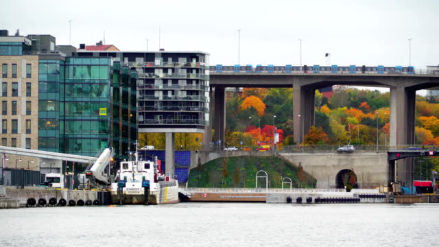Annäherung-an-die-Brücke-und-den-Zug-in-Stockholm-Schweden