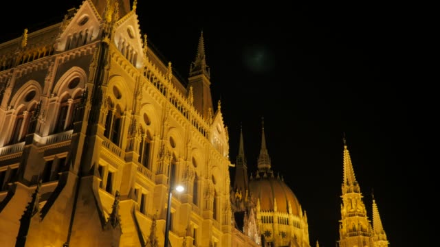 Parlamento-Nacional-Húngaro,-situado-en-el-río-Danubio-y-la-ciudad-de-Budapest-por-la-noche-4K