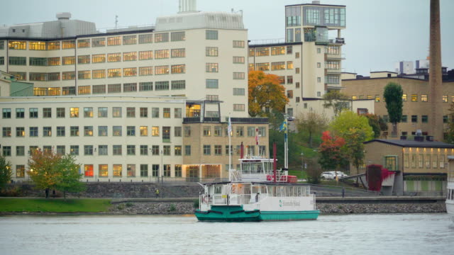 Un-barco-de-movimiento-lento-en-el-canal-del-lago-en-Estocolmo-Suecia