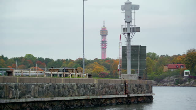 Ein-Leuchtturm-am-Rande-des-Hafens-in-Stockholm-Schweden