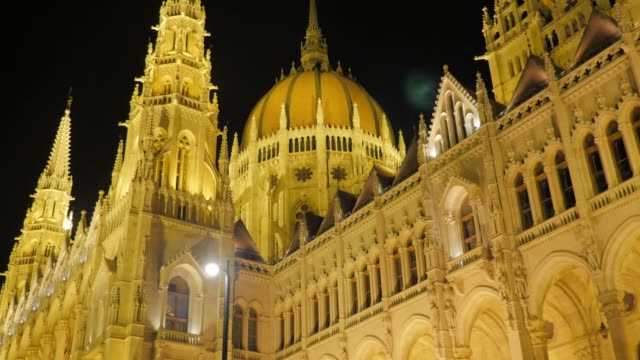 Nationalen-ungarischen-Parlament-befindet-sich-auf-der-Donau-und-der-Stadt-Budapest-bei-Nacht-4K
