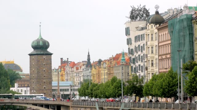 Panorama-der-Fassaden-der-alten-historischen-Gebäuden-in-Prag-im-Sommer-bei-bewölktem-Wetter