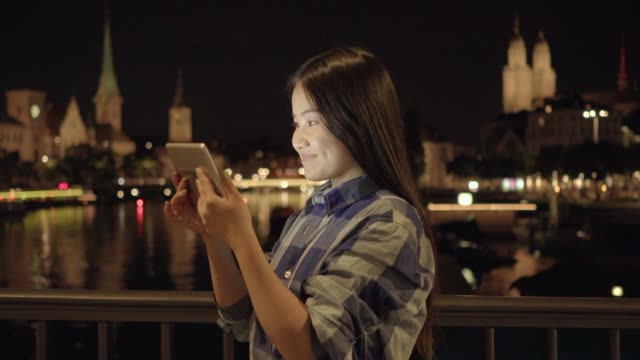 Schöne-junge-Frau-im-Gespräch-mit-ihren-Freunden-mit-tragbaren-Tablet-Gerät