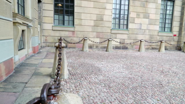 Die-Kette-hängend-an-der-Seite-des-Gebäudes-in-Stockholm-Schweden