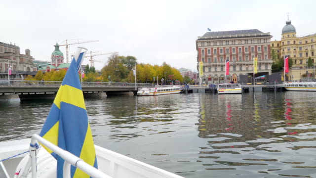 Blick-auf-die-Brücke-in-Stockholm-Schweden-während-im-Inneren-des-Bootes