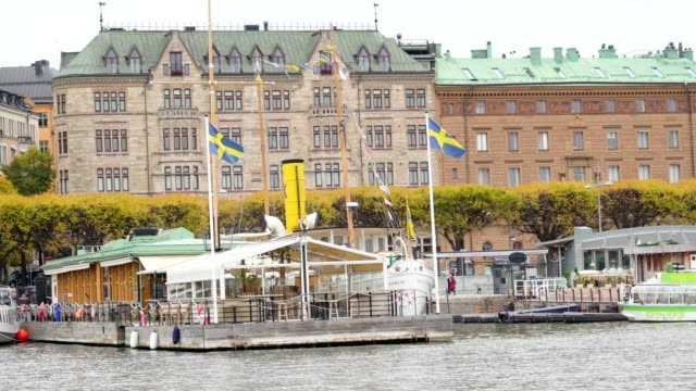 Der-Passagier-Kante-auf-der-einen-Seite-des-Hafens-in-Stockholm-Schweden