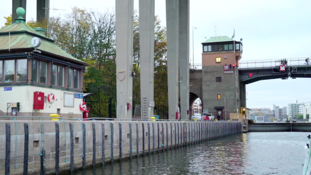 La-vista-del-lado-de-la-puerta-del-puente-en-Estocolmo-Suecia