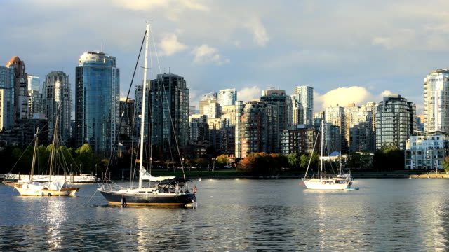 Barcos-de-timelapse-y-rascacielos-en-Vancouver,-Canadá