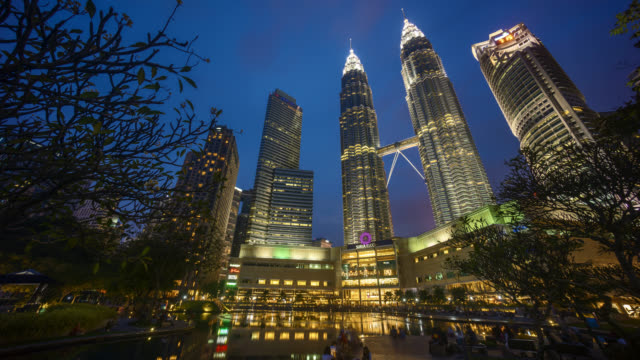Sonnenuntergang-Tag-und-Nacht-in-Kuala-Lumpur-Skyline-der-Stadt.