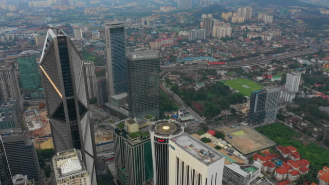 hora-de-la-tarde-Kuala-Lumpur-paisaje-urbano-centro-aéreo-panorama-4k-Malasia