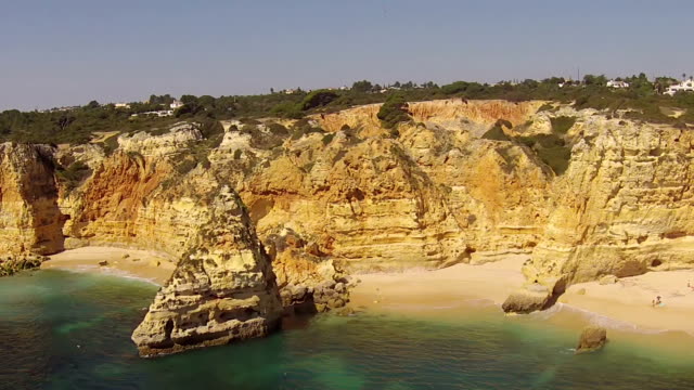 Luftaufnahme-von-praia-Marinha-der-Algarve,-Portugal