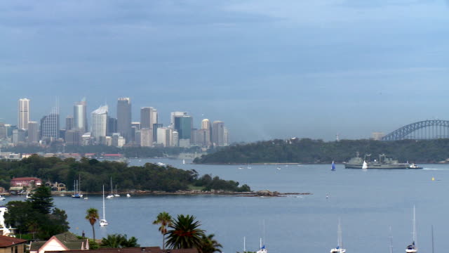 Der-City-von-Sydney-Harbour-Pan,-Navy-Boote-eingeben