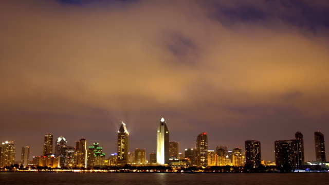 Vista-nocturna-del-centro-de-la-ciudad-de-San-Diego