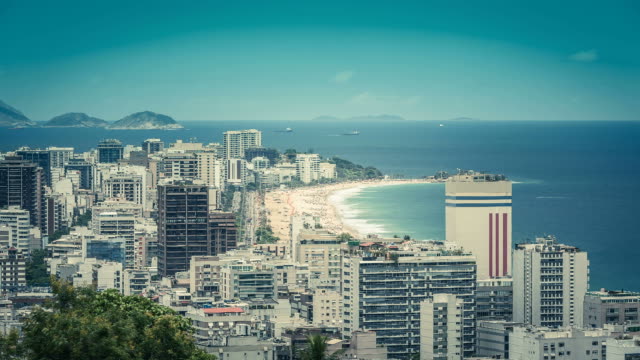 Lapso-de-tiempo-de-disparo-de-playa-de-Ipanema-y-del-horizonte-de-la-ciudad-de-Río-de-Janeiro-en-Brasil