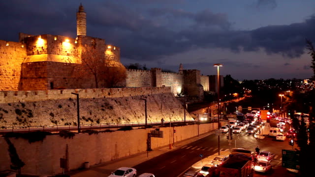 Iluminado-Jerusalén-antigua-muralla-de-la-ciudad-por-la-noche,-Israel