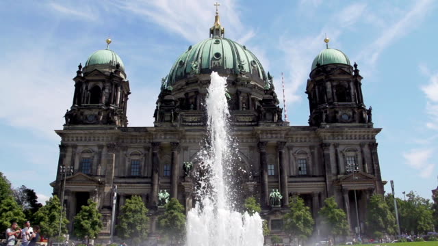 Cathedral-of-Berlin-with-fountain