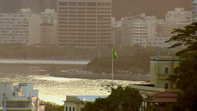 Bandera-Brazillian-agitando-en-la-luz-del-sol,-Rio-de-Janeiro,-Brasil