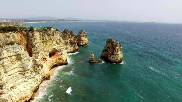 Luftaufnahme-von-natürlichen-Felsen-in-der-Nähe-von-Lagos-der-Algarve,-Portugal