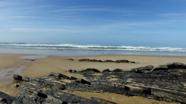 Rocas-y-mar-en-playa-Vale-Figueiras-en-Portugal