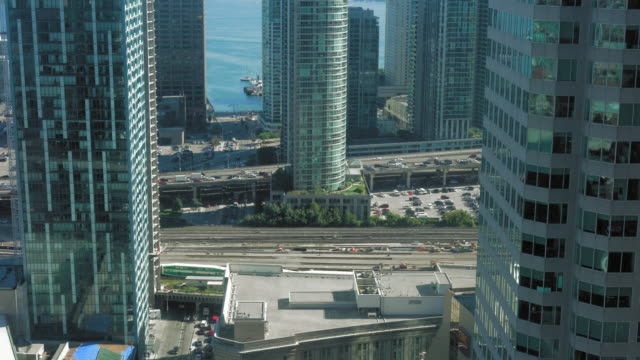 L-Torre-y-el-distrito-financiero-de-Toronto,-Ontario,-Canadá