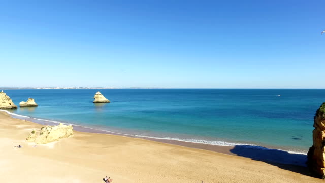Rocas-naturales-en-Praia-D\'Ana-en-Lagos-de-Algarve-en-Portugal